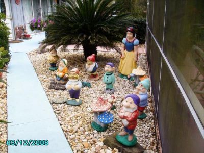 Snow white and 7 garden dwarfs