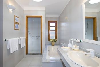 Double Bedroom Ensuite Bath Walk In Shower