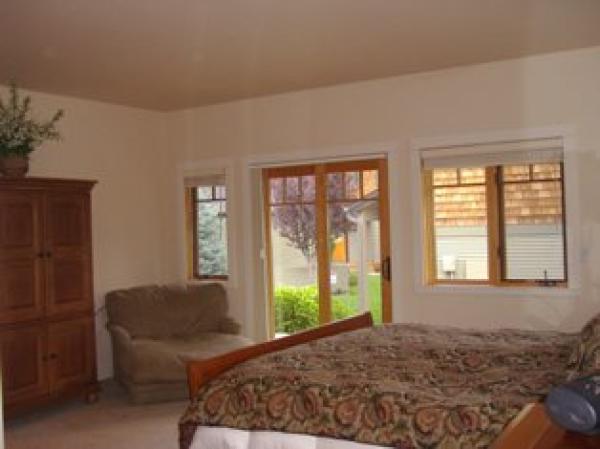 Large master suite + sitting area & walk in closet