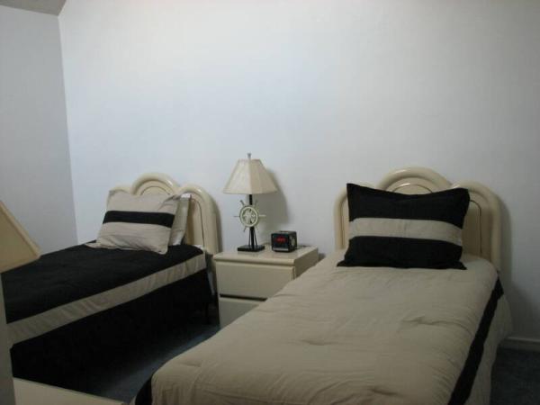 2nd Bedroom (2 Twin Beds) 