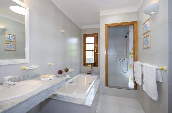 Master Bed Ensuite Bath Walk In Shower