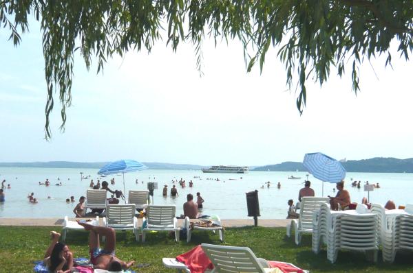 Fured Lakeside promenade w/restaurants etc galore 