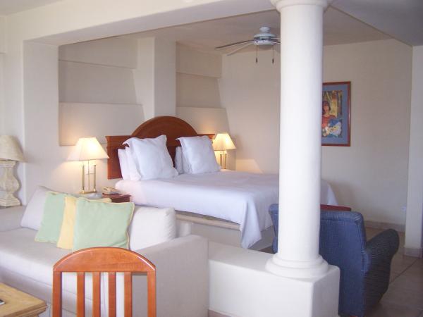 2nd Bdrm, CVR Exec Suite w TV, Bath, Mini Kitch  