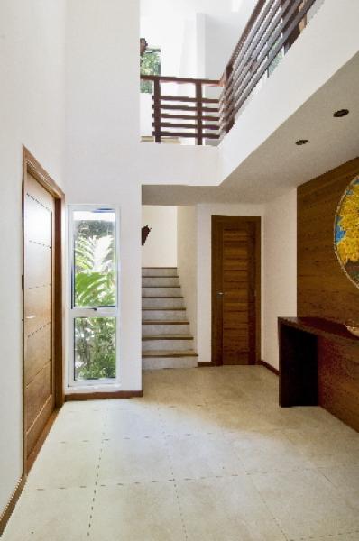 Hall and open space to 1st floor