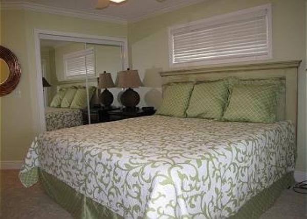 Bedroom 02 with a Queen 