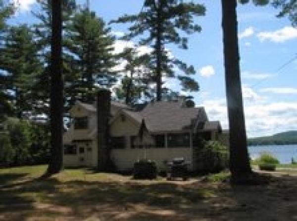 Hoyt's Place from road