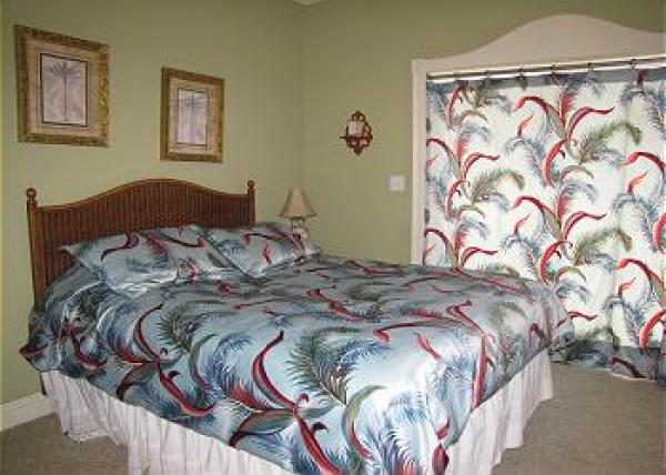 Bedroom 04 with Queen and Beachfront Deck Access