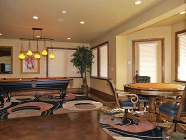 Game Room (billiards, casino table, juke box)