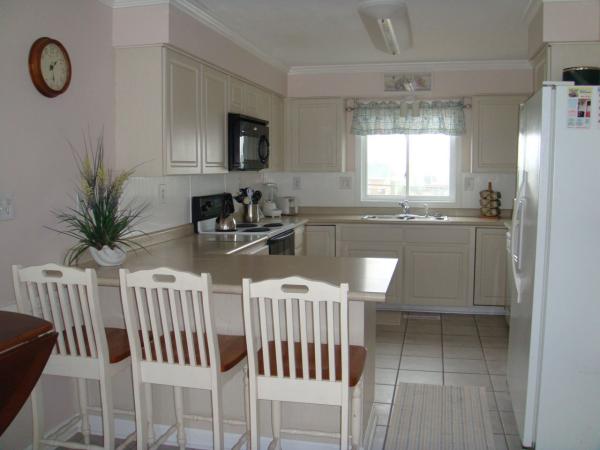 Kitchen with Breakfast Bar