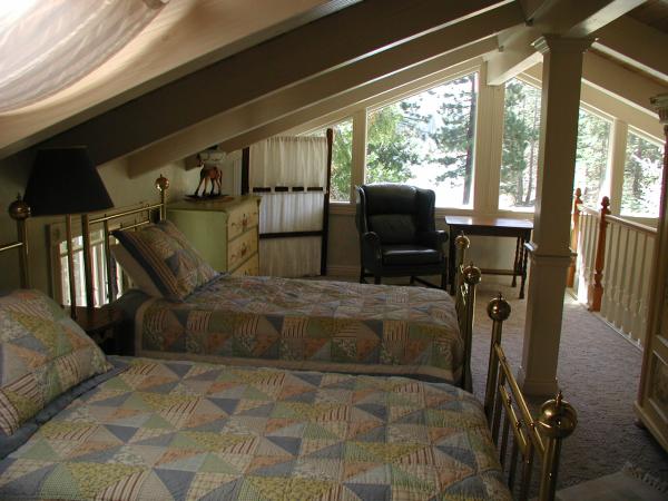 Charming Loft Bedroom (Lake View)