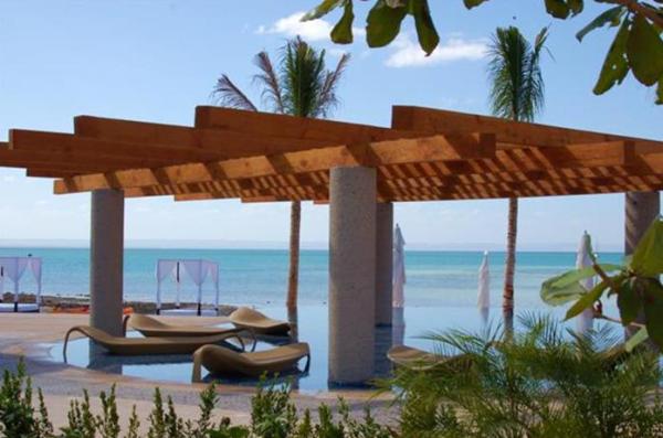 Amazing Beach View sitting in the pool!