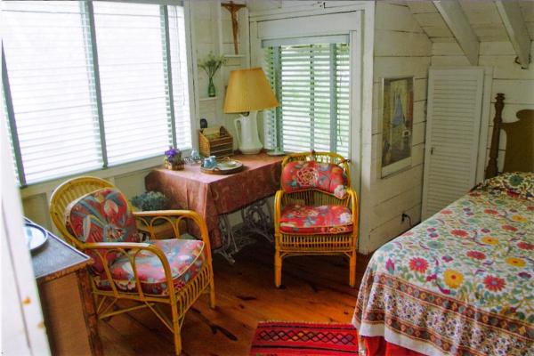 Upstairs Bedroom 1 - twin beds and sitting area