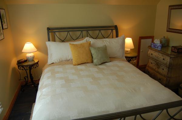 Queen bedroom with ensuite bathroom (2nd floor)