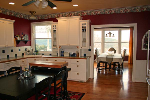 Farmhouse Kitchen- Great for large gatherings!