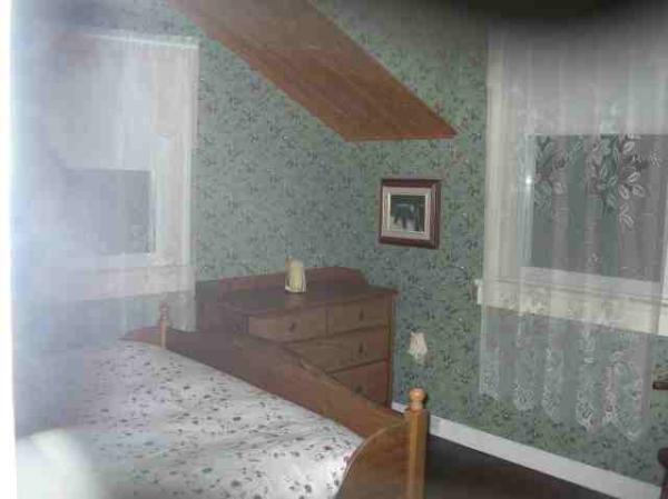 Queen bedroom (2nd floor)