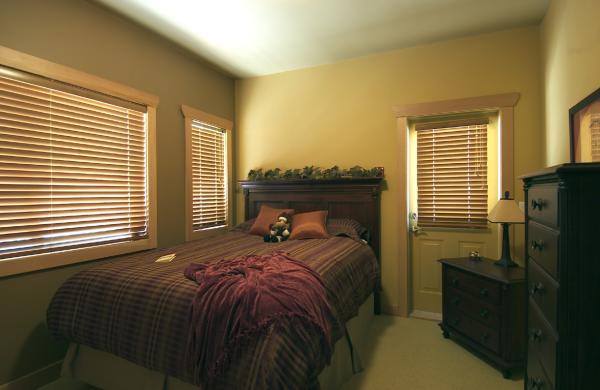 Second bedroom with queen size bed