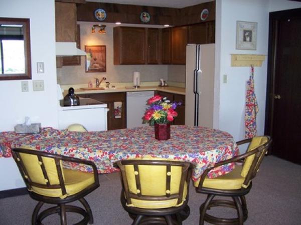 Kitchen and Breakfast Bar
