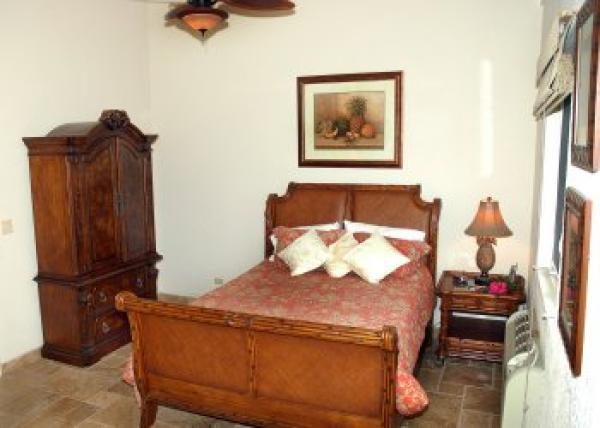 Extra Lrg Master Has Desk & Double sinks in Bath