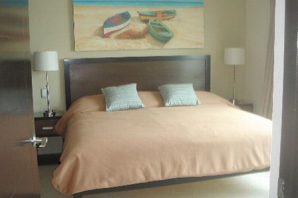 Comfortable King Size Bed w/Egyptian Cotton Linens