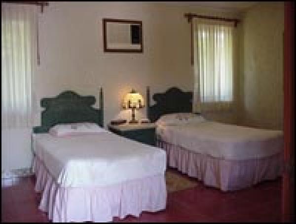 Twin bedroom - Main House