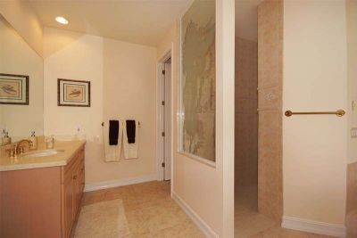 Villa Grand Paradiso bathroom