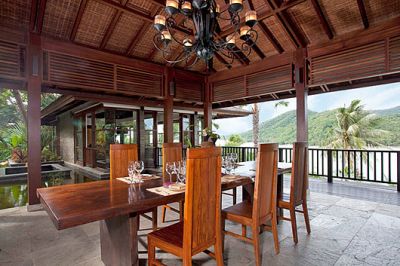Renaissance Villa dining area