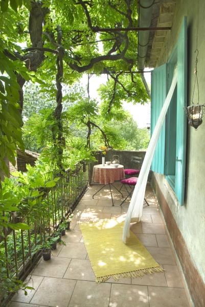 le balcon under an ancient wizzinie 