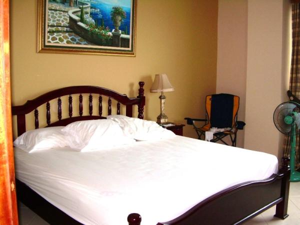 Bedroom with Queen Bed