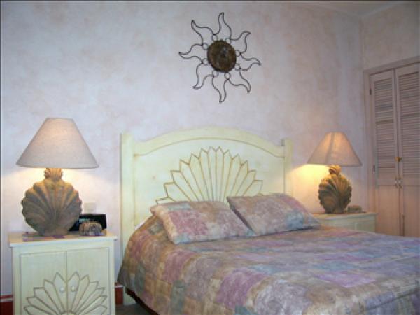 Queen bedroom lower level. 