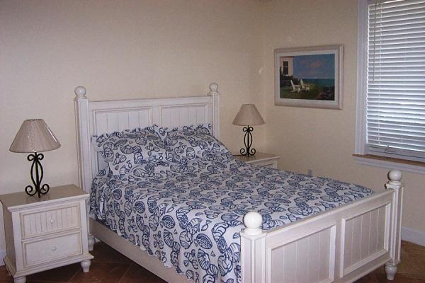 Guest Bedroom with Queen Bed.