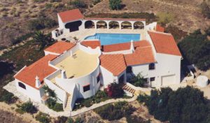 Luxury Stylish Algarve Villa, Ocean views, Pool, Mini-golf, Garden, 5 Mins From Beach