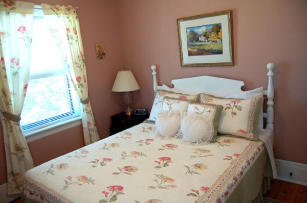Queen bedroom with ensuite bathroom (2nd floor)