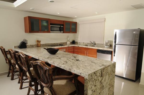 Kitchen with Breakfast Bar