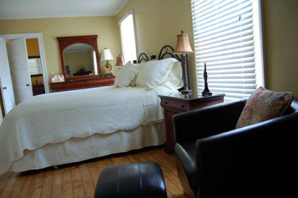 Main floor bedroom (King or twin beds)