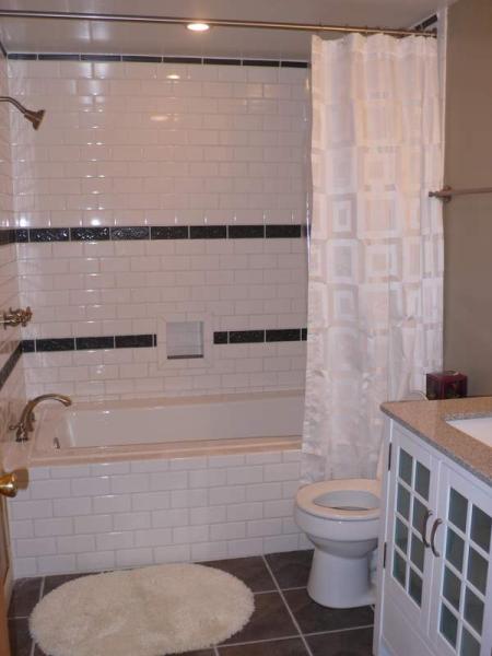 Tiled bath with soaking tub