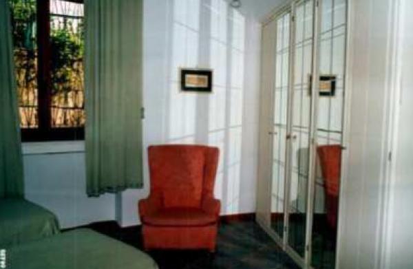 Daisy Room: Bedroom