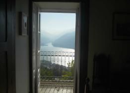 Quinta Do Loureiro bedroom with view of river