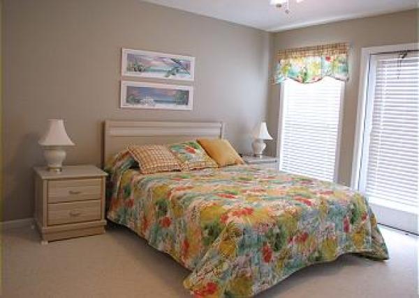 Bedroom 03 with Queen Bed and Beachfront Deck Acce