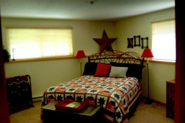 Bedroom 3 with Queen