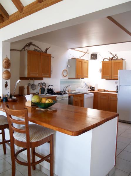 Modern fully equiped kitchen with breakfast bar
