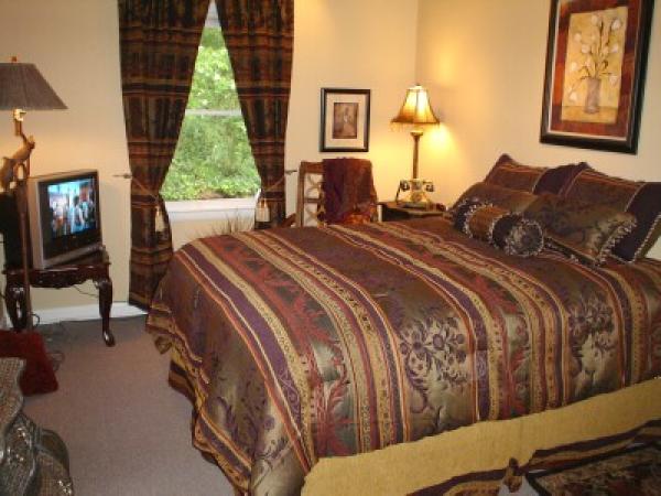Dramatic Queen Bedroom w/TV/DVD/VCR