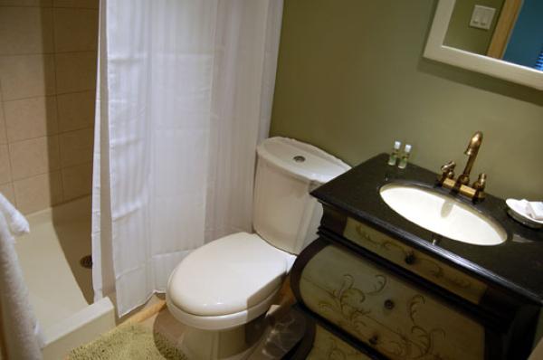 Bathroom to Queen Bedroom