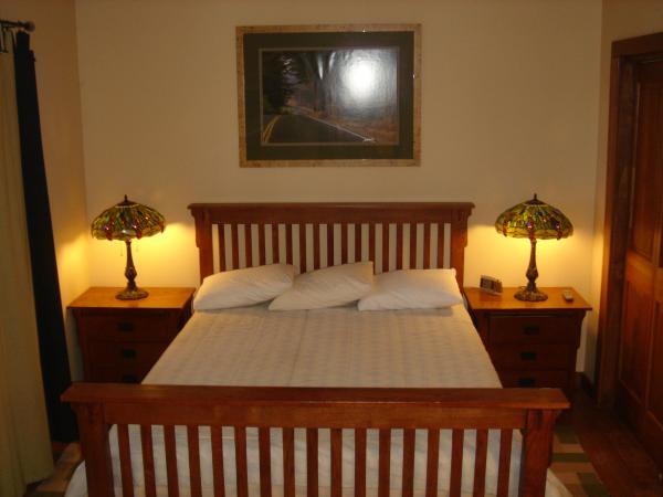 Master Bedroom 1 w/ TV/DVD and Private Bathroom