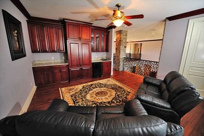 Upper sitting room with balcony