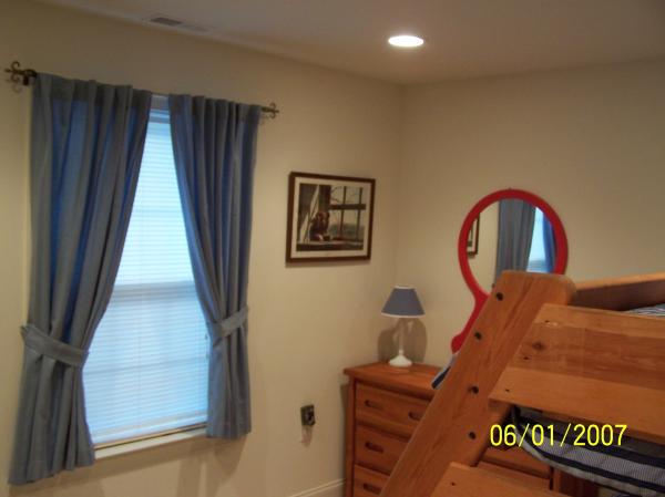 Bedroom w/pyramid bunk beds