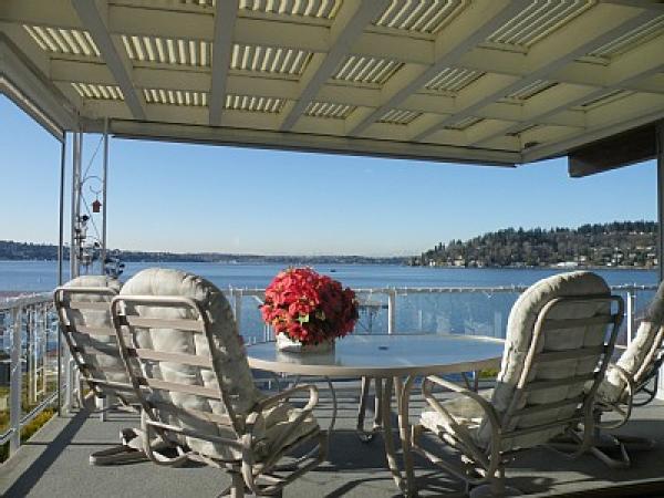 Outdoor Eating Area Overlooking the Lake