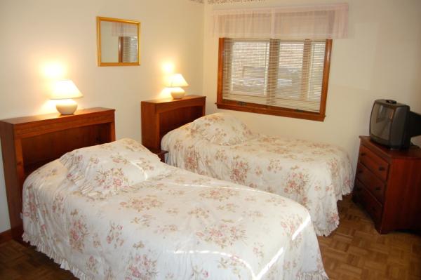 Main level Bedroom 3 with 2 twin beds