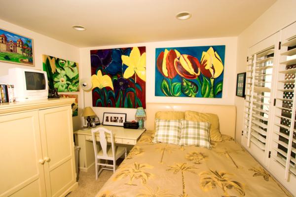 second bedroom with queen size bed 