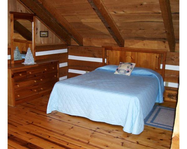 Upstairs Bedroom/Queen Bed