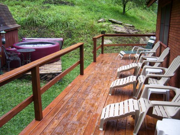 Back Deck w/Hot Tub